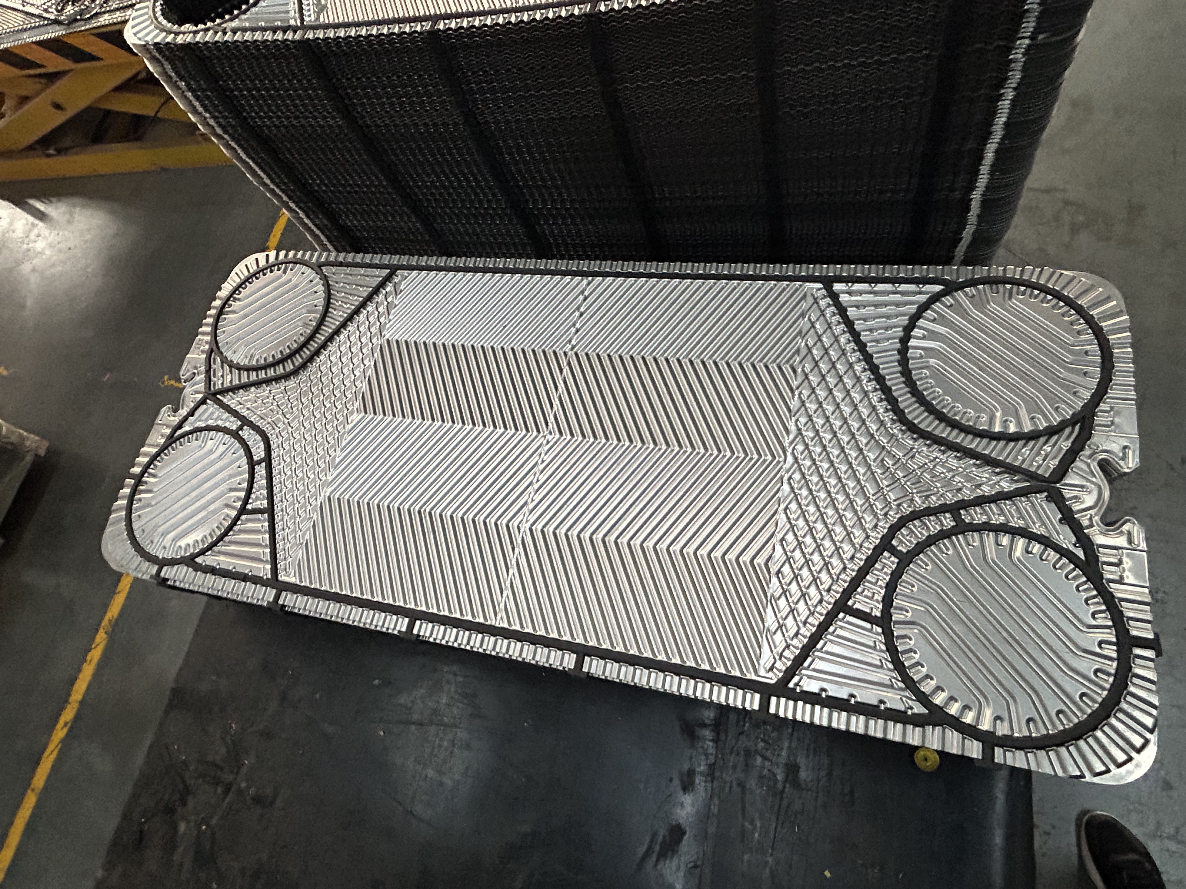 How to install the rubber rings between the plates?